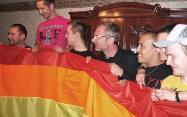 После шествия - с 20-метровым радужным флагом. В центре Сергей Андросенко (лидер Белорусского прайда) и Фолькер Бек (немецкий депутат, принимавший участие в драматичном Московском гей-прайде 2007 года).
