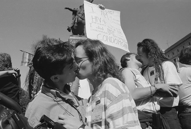 Представители сексуальных меньшинств — участники акции по раздаче презервативов на Советской площади; 30 июля 1991 года