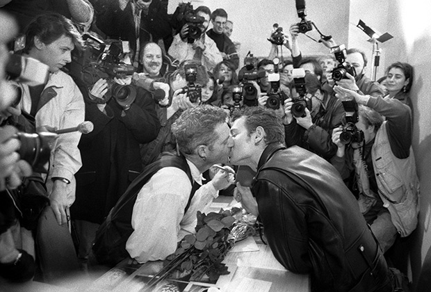 Поэт Ярослав Могутин (справа) и художник Роберт Филиппини (слева) попытались зарегистрировать брак; 12 апреля 1994 года